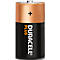 Pila Duracell Plus con polo positivo de color cobre y cuerpo negro sobre fondo blanco.