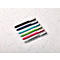 Sechs bunte Mehrfarben-Kugelschreiber liegen diagonal auf einem karierten Blatt Papier mit bunten Strichmustern.