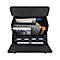 Offene schwarze Aktentasche mit Laptop, Magazin, Dokumenten und Accessoires.