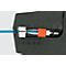 Gros plan sur un outil de dénudage noir qui dénude un câble bleu et un câble marron. Manchon orange. Inscription : 0.08...6 AWG 28...10.