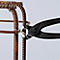 Une pince noire attache du fil de fer autour d'acier d'armature, avec une armature en acier en arrière-plan.