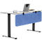 Bureau réglable en hauteur, gris avec écran en feutre bleu. Ordinateur portable, calendrier et livres sont sur le dessus de la table.
