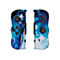 Deux manettes Joy-Con avec un design animé, bleu et blanc. Un personnage d'anime est représenté sur le contrôleur gauche.
