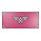 Tapis de souris rose Wonder Woman. Les bords sont décorés de symboles blancs Wonder Woman.
