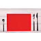 Rood placemat met bestek op een lichte houten achtergrond.