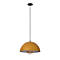 Gele hanglamp met zwarte kabel en kap. De binnenkant van de lampenkap is zilverkleurig, een gloeilamp is zichtbaar.