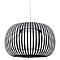 Lampe suspendue avec un design à lattes verticales noires et un intérieur blanc. Elle est suspendue à un fin câble.