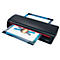 Laminateur noir, une feuille avec un autocollant est en cours de laminage. Logo GBC, accent rouge. L'appareil est 240HS.