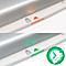 Détail d'une plastifieuse. Une LED orange est allumée en haut, avec un affichage LED vert en dessous.