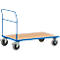 Blauwe transportwagen met vier wielen, bruin laadplatform en handvat.