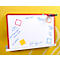 Wit whiteboard met rode rand, tekst in blauwe inkt, plaknotities in verschillende kleuren en pennen.