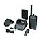 Donkergrijze walkietalkie met accessoires, zoals oplaadstation, voeding en batterijhouder.