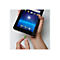 HÃ¤nde halten Tablet und SIM-Karte. Bildschirm mit Apps, blaue Umgebung.