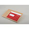 Une enveloppe marron avec une enveloppe rouge sur le dessus, avec l'inscription "DOKUMENTE DOCUMENTS".