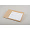 Une enveloppe et une carte postale sont posées sur une base en carton brun.