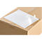 Carton marron avec une pochette porte-documents blanche autocollante, dont le film de protection est partiellement décollé.