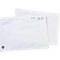 Deux enveloppes d'expédition en papier blanc sur fond neutre.