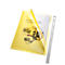 Chemise de présentation jaune avec documents, à côté d'une règle.