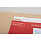 Gros plan d'une enveloppe de documents rouge avec le mot "Documents" dépassant d'une enveloppe marron.