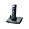 Ein schwarzes schnurloses Telefon mit Basisstation. Auf dem Display stehen Name, Uhrzeit und Datum. Das Telefon hat Tasten und ein Poly-Logo.