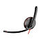 Schwarzes Headset mit rotem Akzent. Mikrofonarm, Ohrhörer und Kabel.