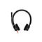 Schwarzes On-Ear-Headset mit einem Mikrofonarm auf der linken Seite und einem orangefarbenen Kabel.
