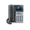 Ein schwarzes Poly-Telefon mit Display, Zifferntasten und Hörer. Auf dem Display werden Anrufinformationen angezeigt. Das Telefon ist vor weißem Hintergrund platziert.