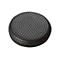 Schwarzes kreisförmiges Kopfhörerpolster mit Löchern vor weißem Hintergrund.