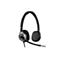 Ein schwarzes Headset mit silbernen Akzenten, Mikrophon und Kabel vor weißem Hintergrund.