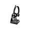 Schwarzes Poly Voyager Headset auf einer passenden Ladestation vor weißem Hintergrund.