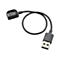 Schwarzes Ladekabel für eine Smartwatch, USB-A Stecker. Detailaufnahme vor weißem Hintergrund.