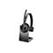 Schwarzes Poly Voyager 4310 Headset auf einer passenden Ladestation vor weißem Hintergrund.