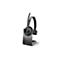 Schwarzes Poly Voyager 4310 Headset auf einer glänzenden Ladestation, weißer Hintergrund.