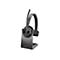 Drahtloses Headset auf einer Ladestation. Dunkelgraues Headset mit Mikrofon und Logos. Aufschrift: Voyager 4310.