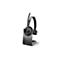 Schwarzes Poly Voyager 4310 On-Ear-Headset mit Mikrofonarm in einer Ladeschale vor weißem Hintergrund.