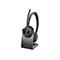 Drahtloses Headset auf einer Ladestation. Das Headset ist dunkelgrau, die Ladestation glänzend. Auf dem Headset ist Voyager 4320 zu lesen.