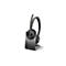 Schwarzes Poly Voyager 4320 Headset mit Mikrofonarm in einer Ladestation auf weißem Hintergrund.