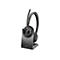 Ein graues Headset mit Mikrofon auf einer Dockingstation. Auf dem Headset steht "Voyager 4320". Auf der Basis steht "poly".