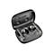Schwarze Poly In-Ear-Kopfhörer in geöffnetem Ladeetui mit Markenlogo.