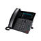 Schwarzes Poly-Tischtelefon mit Display und Ziffernblock. Auf dem Bildschirm: Hauptmenü mit Optionen. Logo von Poly.