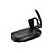 Schwarzes Headset mit Ladeschale. Headset hat Mikrofonarm, roter Akzent. Schale hat Firmenlogo.