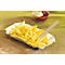 Pommes Frites in einer Papierschale mit Ketchup und Mayo im Hintergrund. Ein Holzbesteck steckt im Essen.
