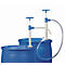 Fûts bleus avec pompes manuelles et tuyaux. Les pompes sont blanches et bleues, avec des poignées en forme de T.