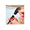 Gros plan sur deux mains connectant un connecteur d'alimentation noir. Vernis Ã  ongles rouge, fond blanc.