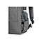Grauer Rucksack mit einer Wasserflasche in der seitlichen Netztasche.