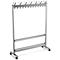 Un portemanteau argenté avec des crochets. En dessous se trouve une étagère et des roulettes.