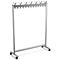 Porte-vêtements en métal avec crochets et roues, isolé sur fond blanc.