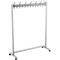Un portant à vêtements argenté avec des crochets, des pieds à roulettes et une surface transparente.