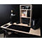 Une salle de bureau avec un bureau, une lampe, un ordinateur portable, des rangements de fichiers et des livres. Le bureau est équipé d'une chaise, d'un ordinateur portable et d'un tapis de souris noir.