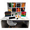 Bureau avec fournitures de bureau, dossiers et bacs de classement colorés.